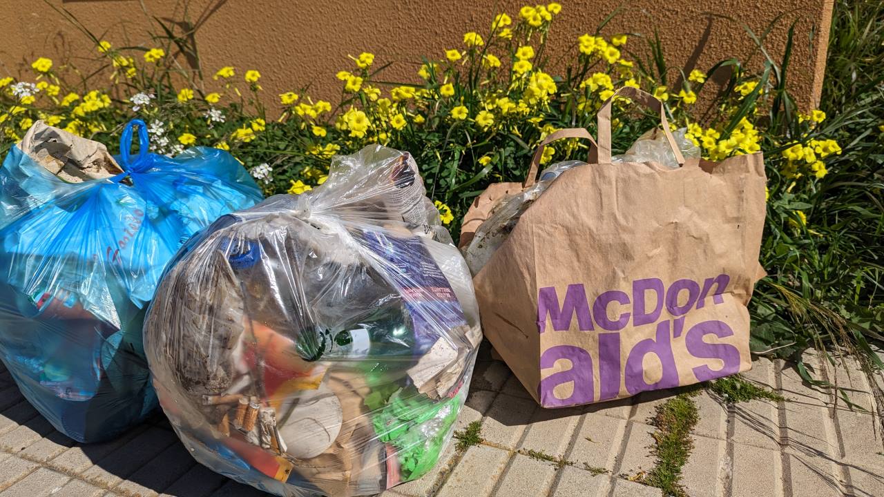 aufgesammelter Abfall in drei Tüten von einem McDonalds Restaurant