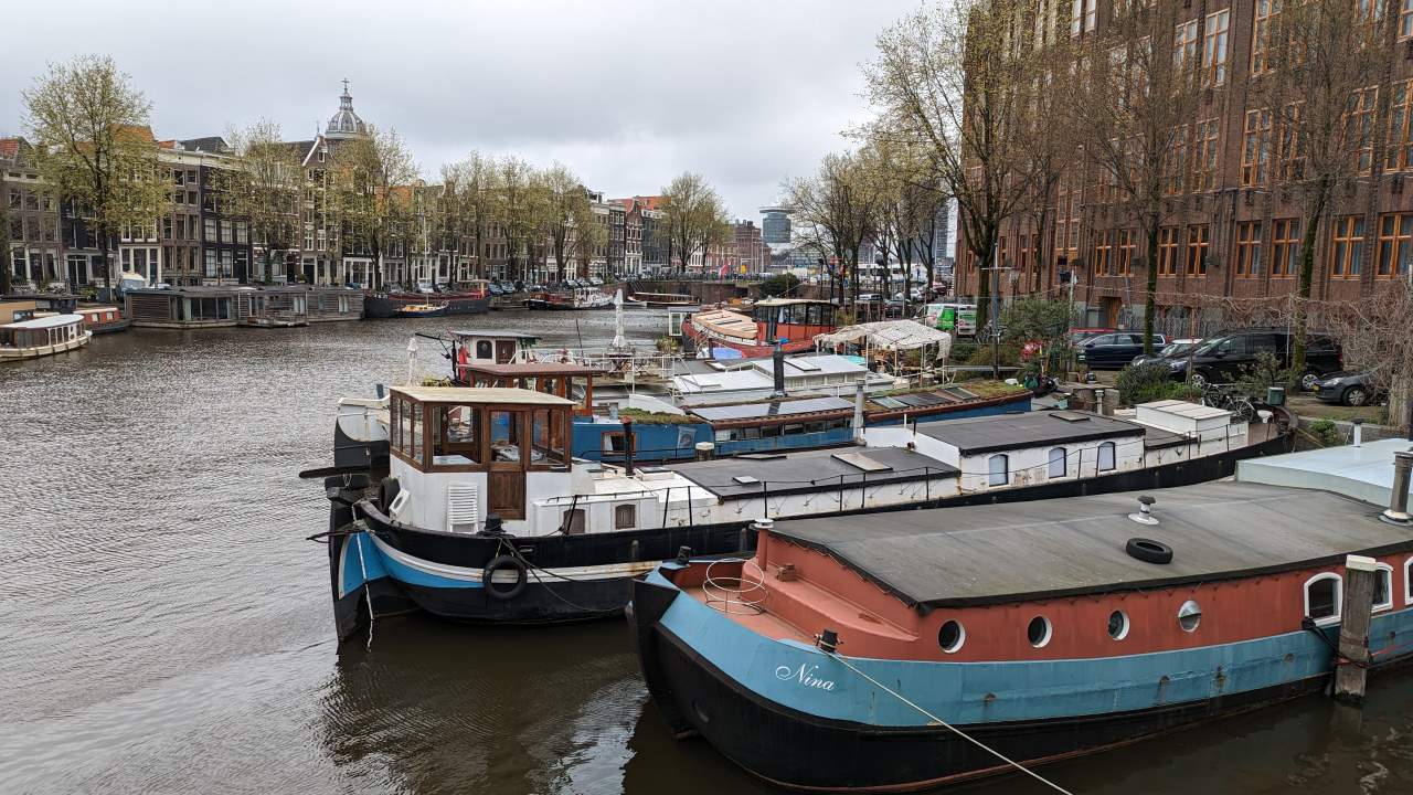Grachten mit Hausboten in Amsterdam