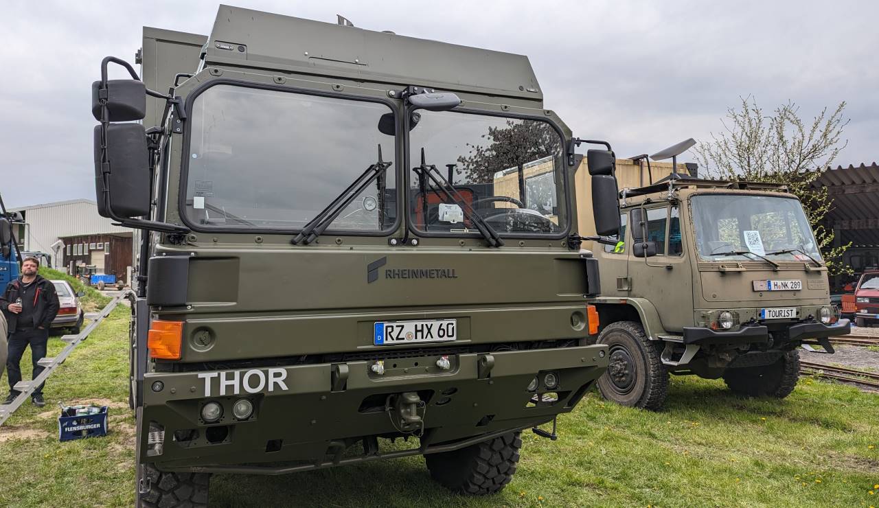 KAT Nachbau von Rheinmetall HX neben einem DAF T244