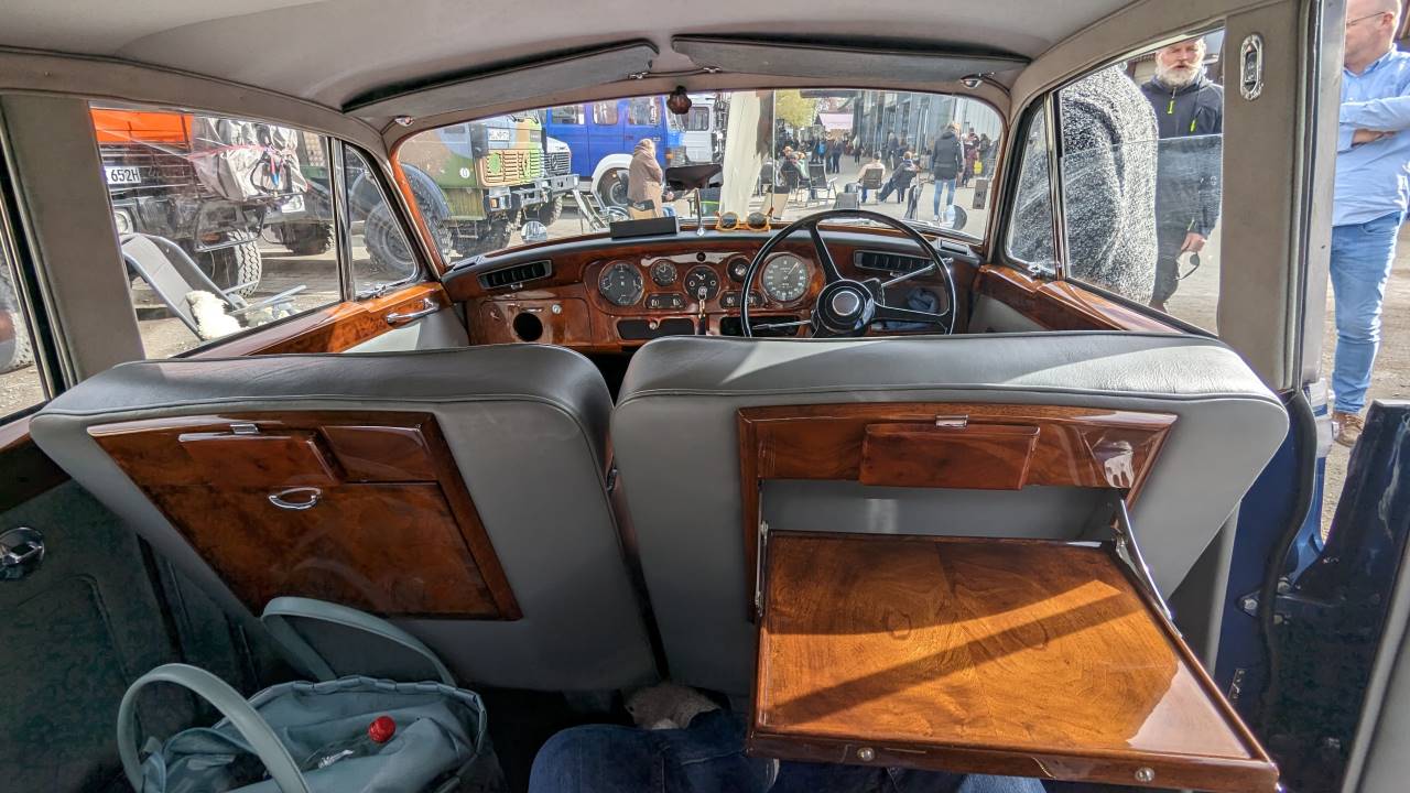 Innenraum mit Blick nach vorn in einem  Rolls Royce Silver Cloud III