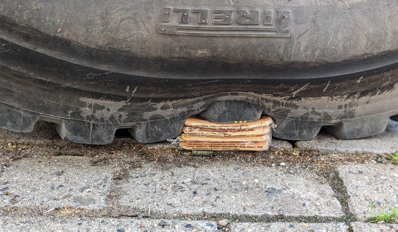 Ein Pirelli LKW Reifen drückt auf zwei Päckchen harte, polnische Militär Kekse