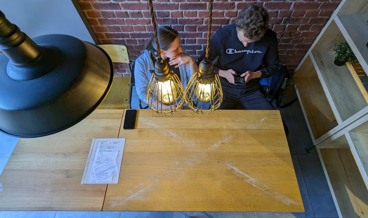 Holz Tisch in einem Restaurant mit Resten von weissem Klebeband von oben fotografiert