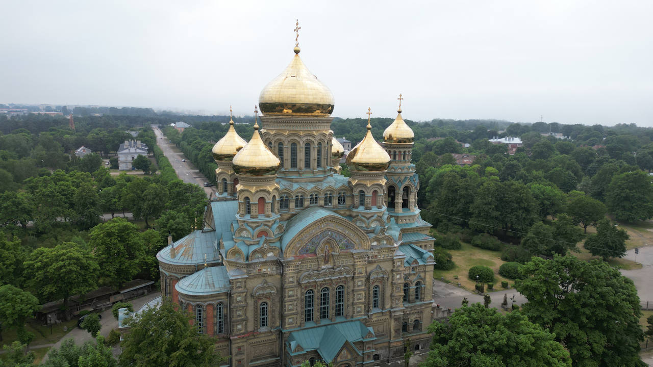 Luftbild der Kathedrale von Karosta mit goldenen Kuppeln