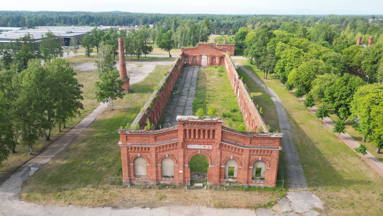 Verfallene Turnhalle Manege in Karosta, ein roter Backsteinbau ohne Dach