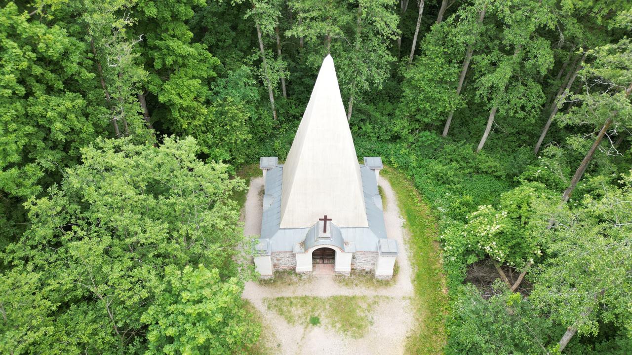 Pyramide im Wald