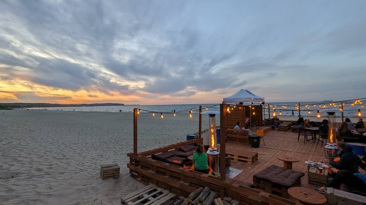 Beleuchtete Strandbar am Strand von Danzig