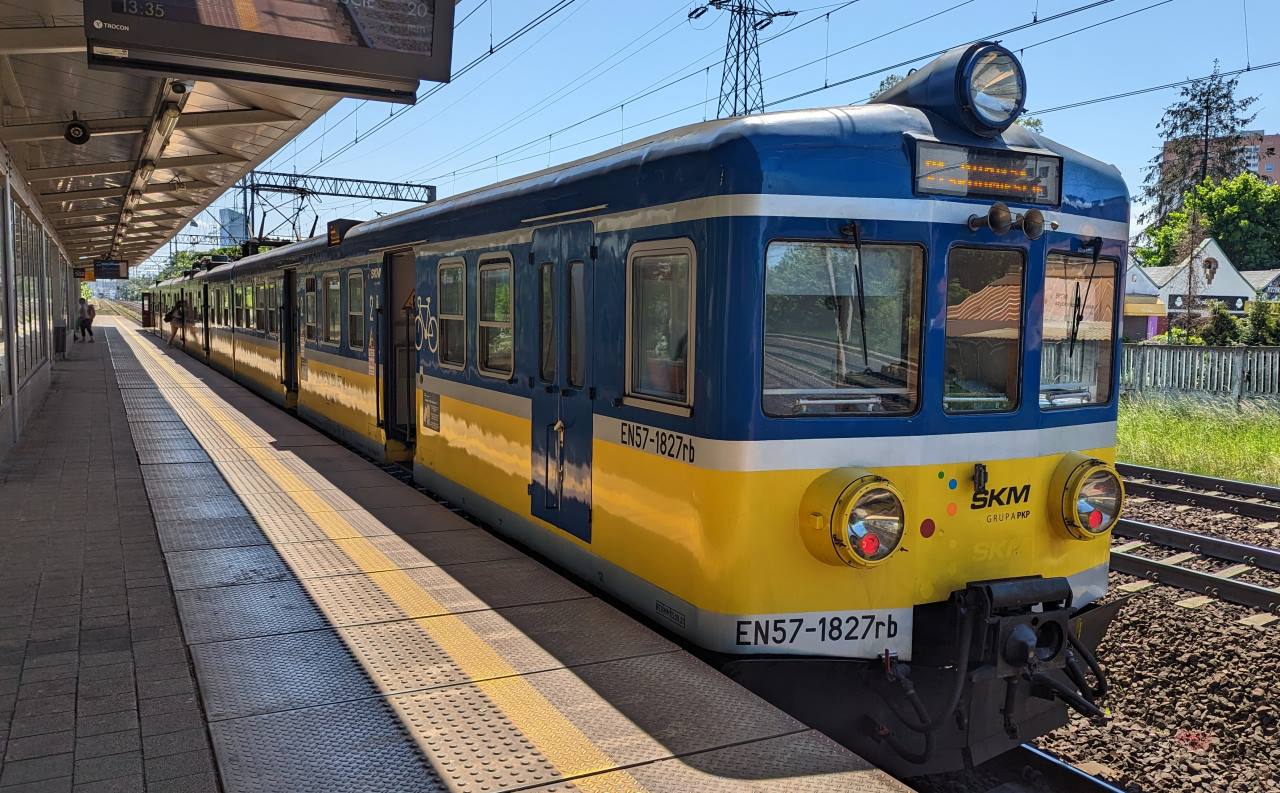 Gelb Blauer SKM S-Bahn Zug in Danzig