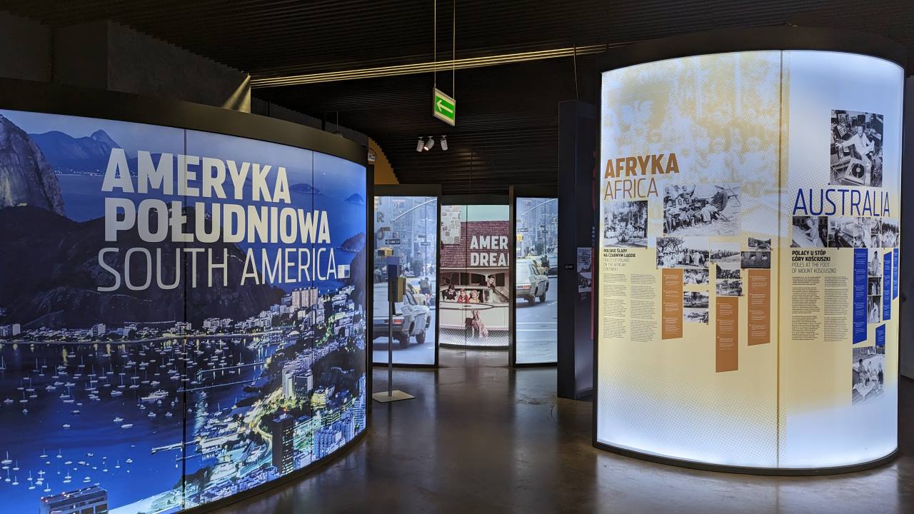 Beleuchtete Plakate zeigen Auswanderungs Ziele an, die Polen genommen haben: Afrika, Amerika