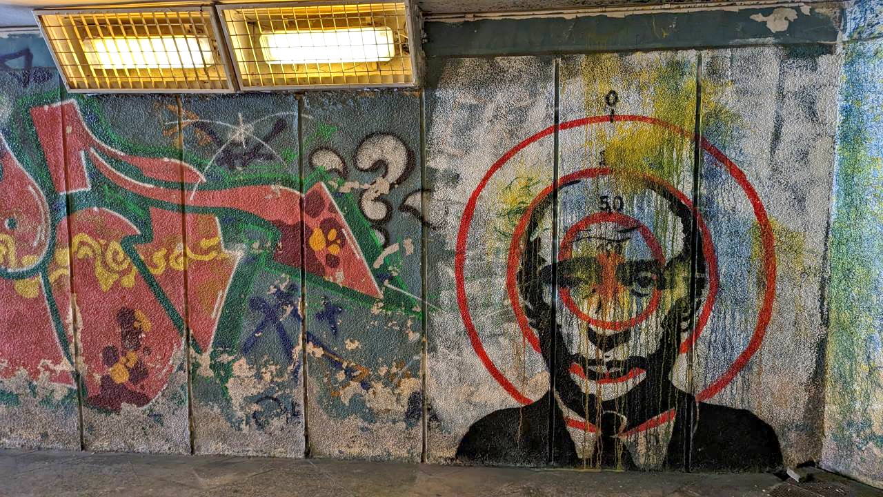 Graffiti in S-Bahn Station Danzig, was Putin in einer Zielscheibe stehend zeigt