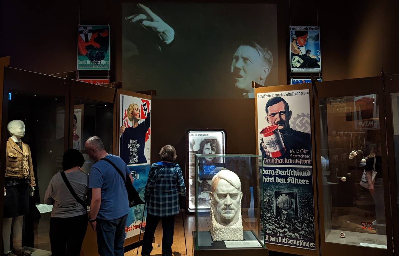 Eine Adolf Hitler thematisierende Ausstellung im Museum für den zweiten Weltkrieg, Danzig