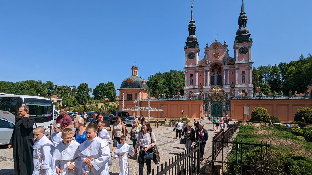 Gläubige treten aus der Basilika Swieta Lipka in Polen