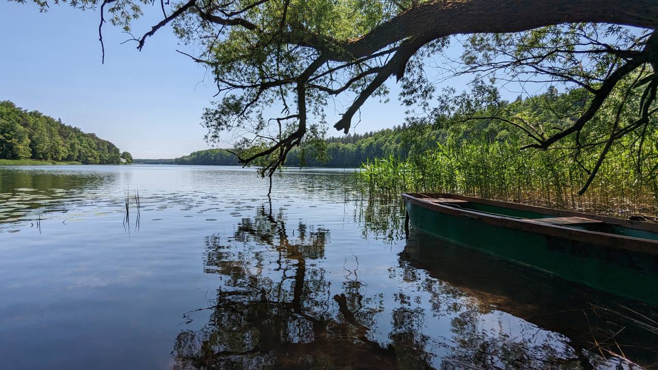 Badestelle an einem See mit Boot