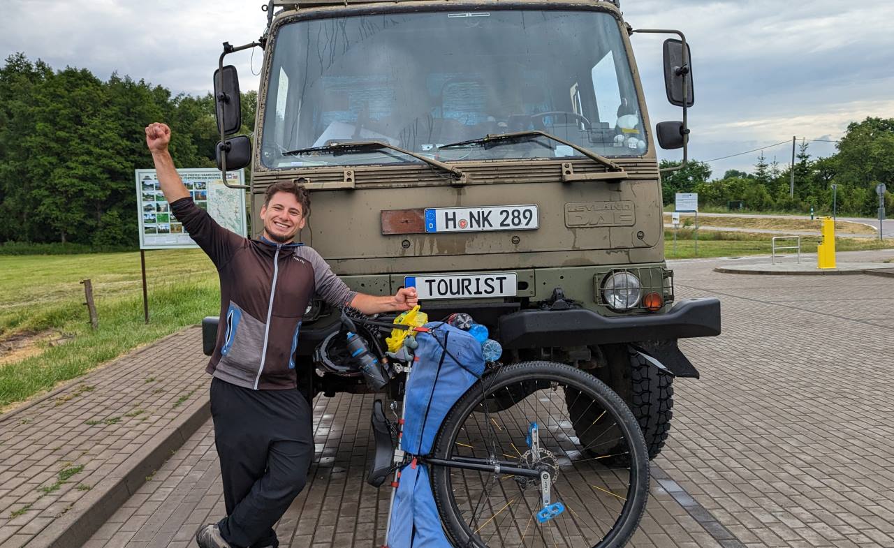 Radfahrer Armon aus der Schweiz mit sein Einrad vor dem DAF T244 Truck aus Deutschland