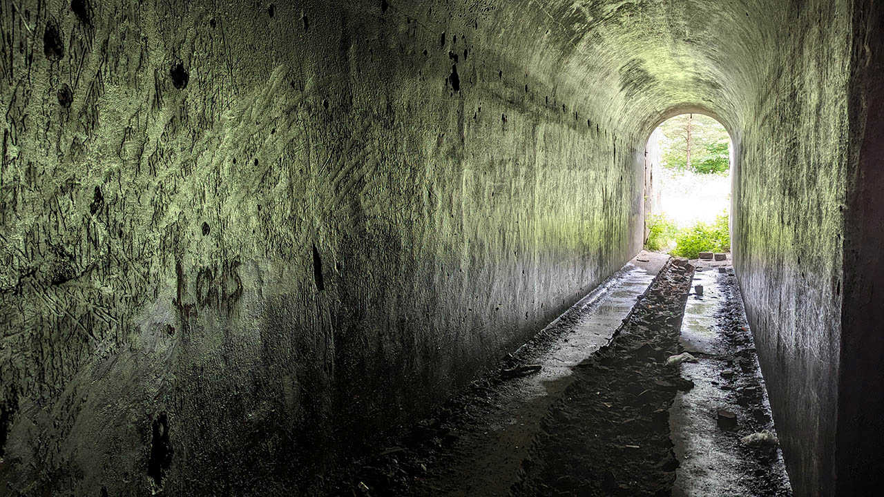 Vom Tageslicht erhellter Eingang von einem Bunker in Karosta. Blick nach draussen ins Tageslicht. 