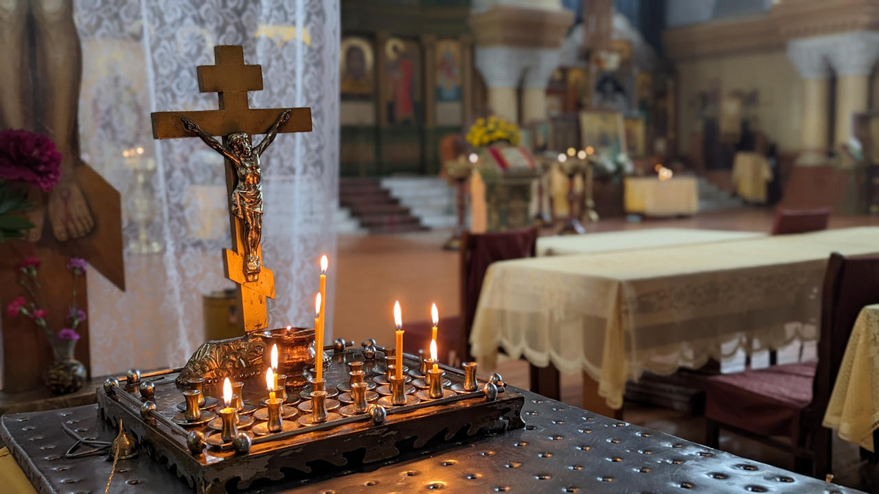Jesus Kreuz mit brennenden Kerzen in eder Kathedrale von Karosta