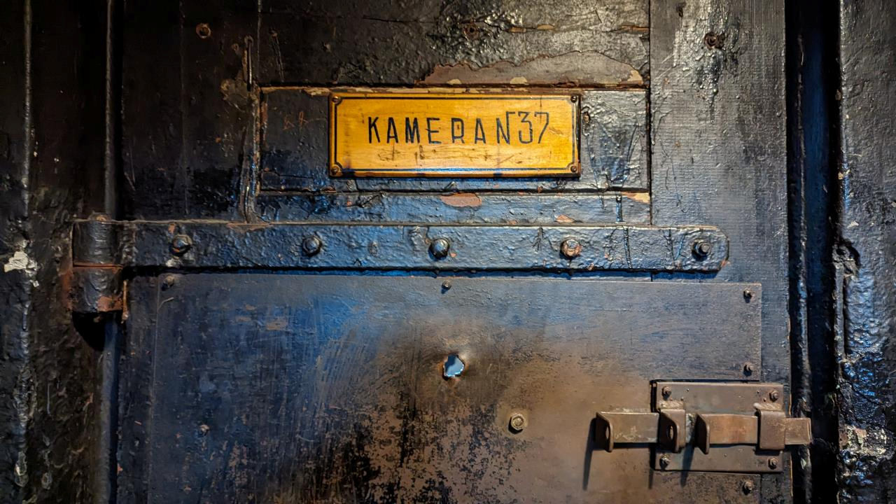Militär Gefängnis Karosta, Detail einer schwarzen Tür mit der Aufschrift Kameran37