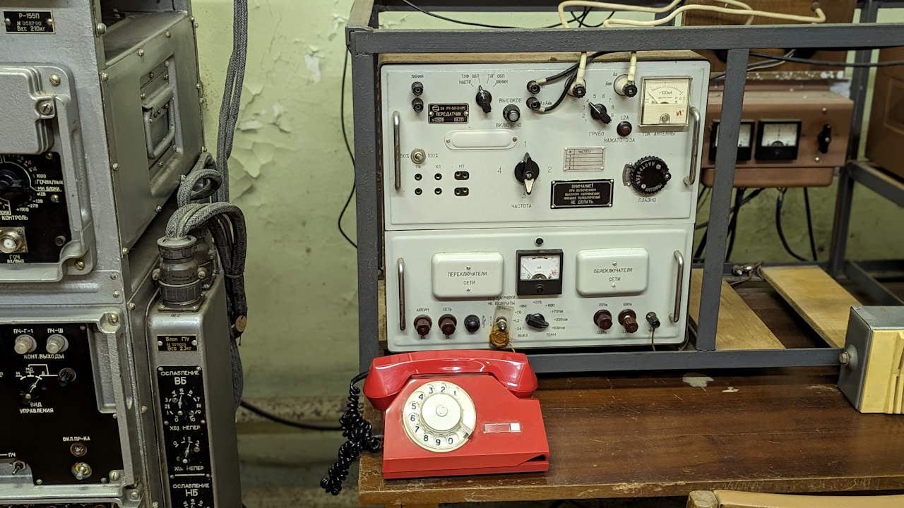 Kommunikationseinrichtungen mit einem roten Telefon 