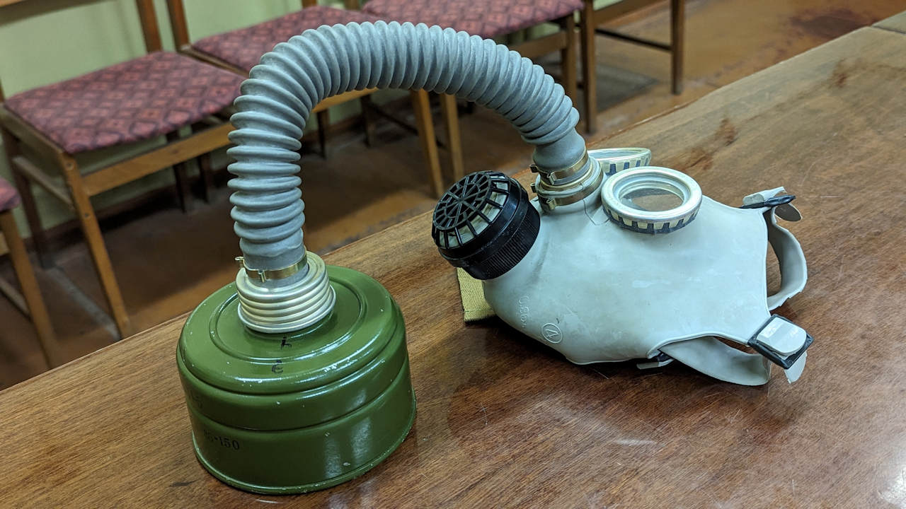Russische Gasmaske mit grünem Filter Topf