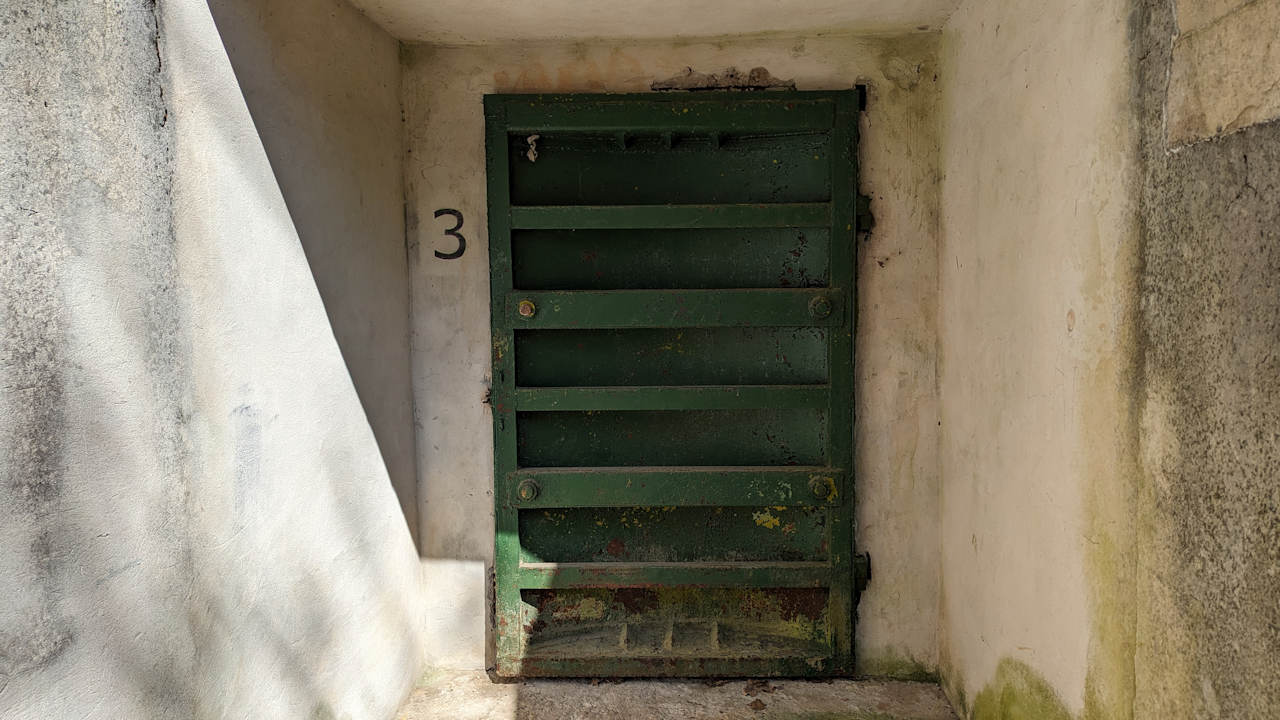 Grüne Stahltür, Bunker Ligatne