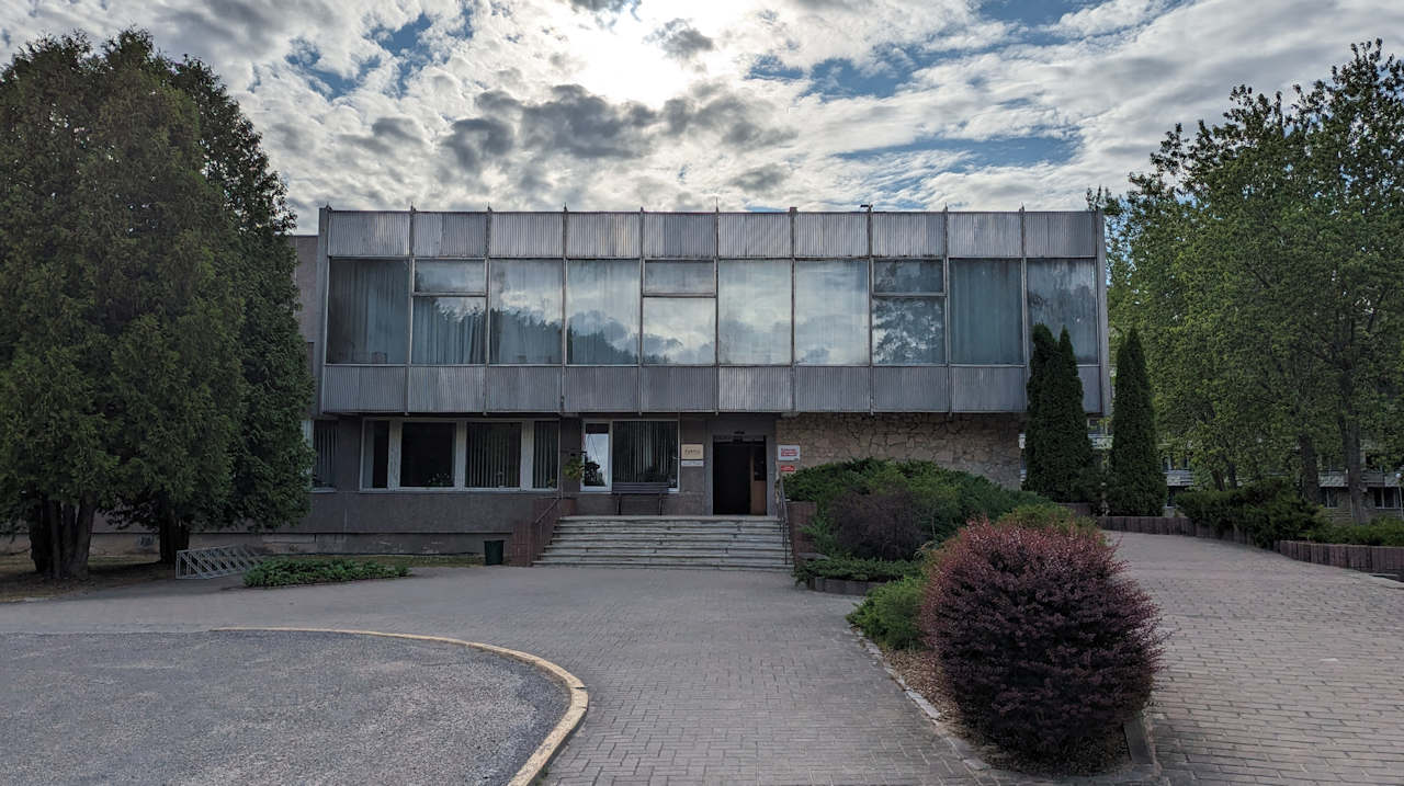Das Gebäude vom Reha Zentrum von Ligatne als Tarnung für den Atombunker 