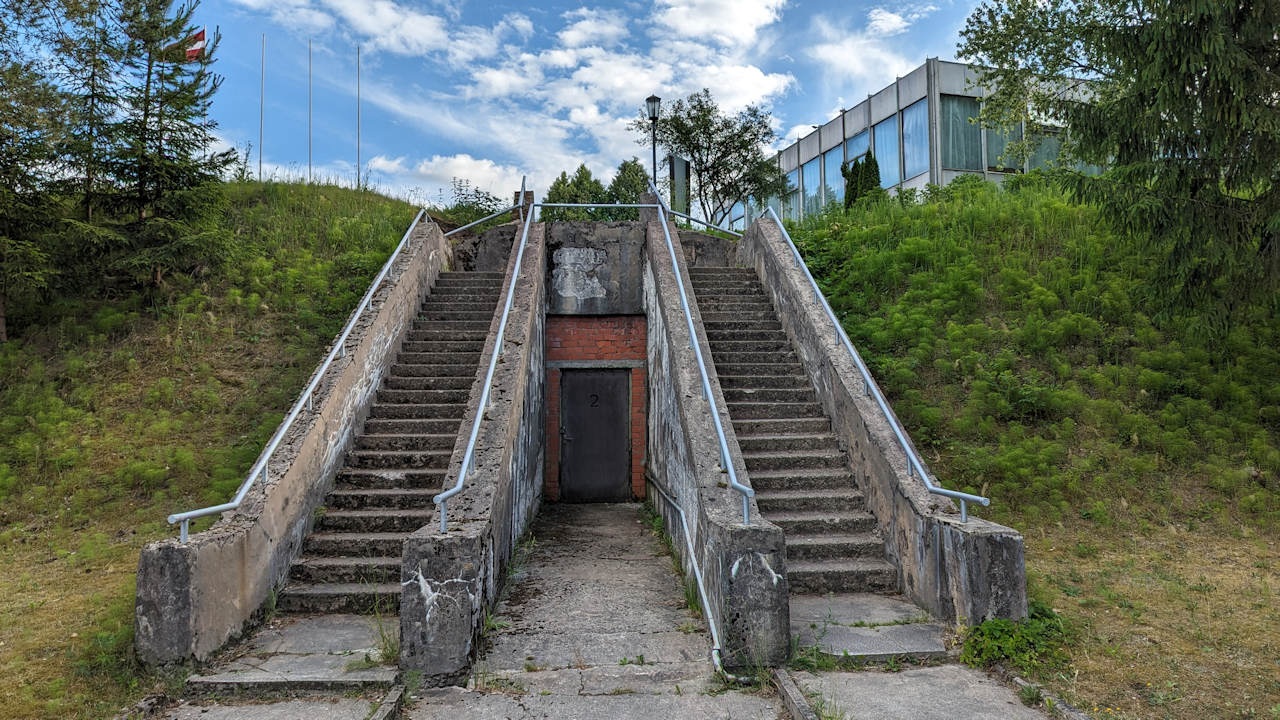 Treppe mit Eingangstür zum Bunker in Ligatne