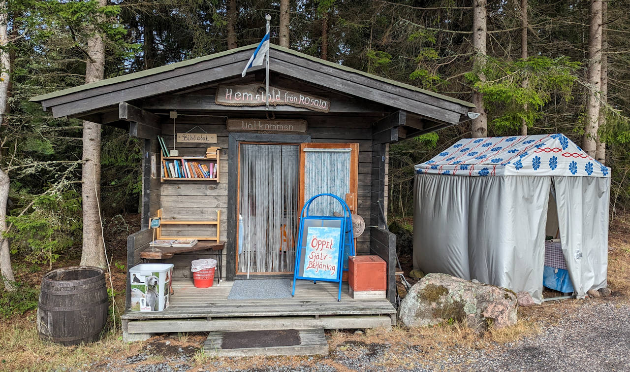 Holzhütte als Verkaufsstand am Wegesrand in Finnland Skandinavien