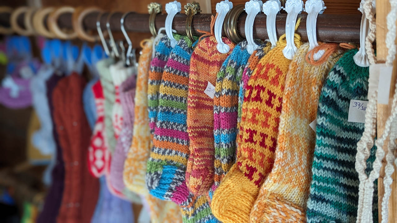 Nahaufnahme von selbst gestrickten, bunten Socken