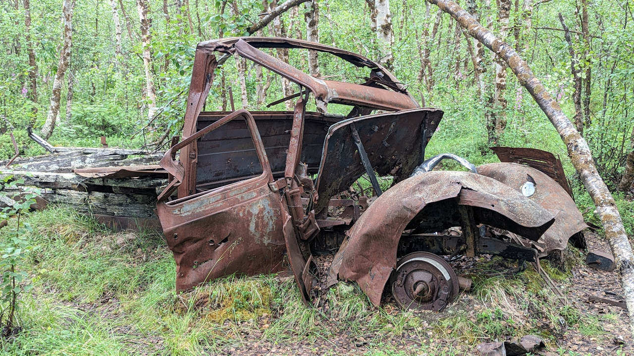 LKW Wrack im Wald vom Feldlazarett  Skoganvarre Norwegen