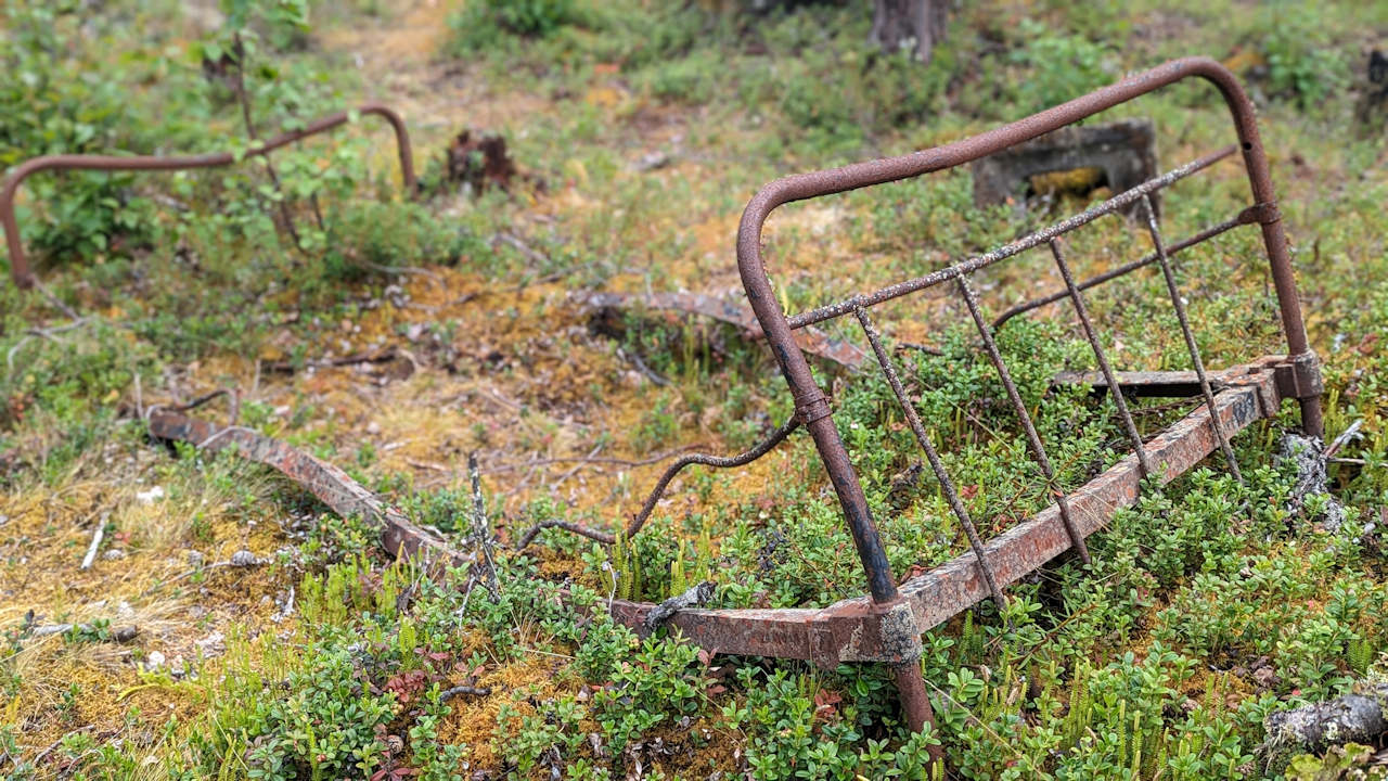 Verrostetes Bettgestell vom Feldlazarett  Skoganvarre Norwegen