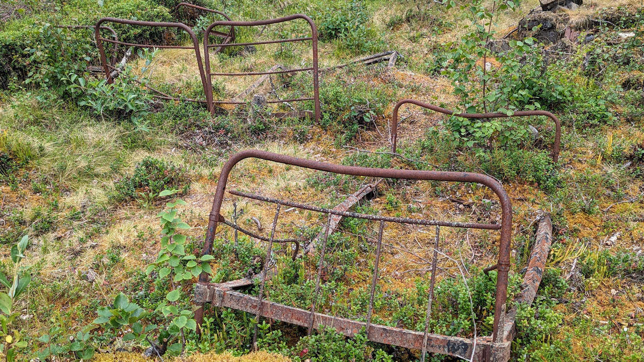 Verrostete Bettgestelle vom Feldlazarett  Skoganvarre Norwegen