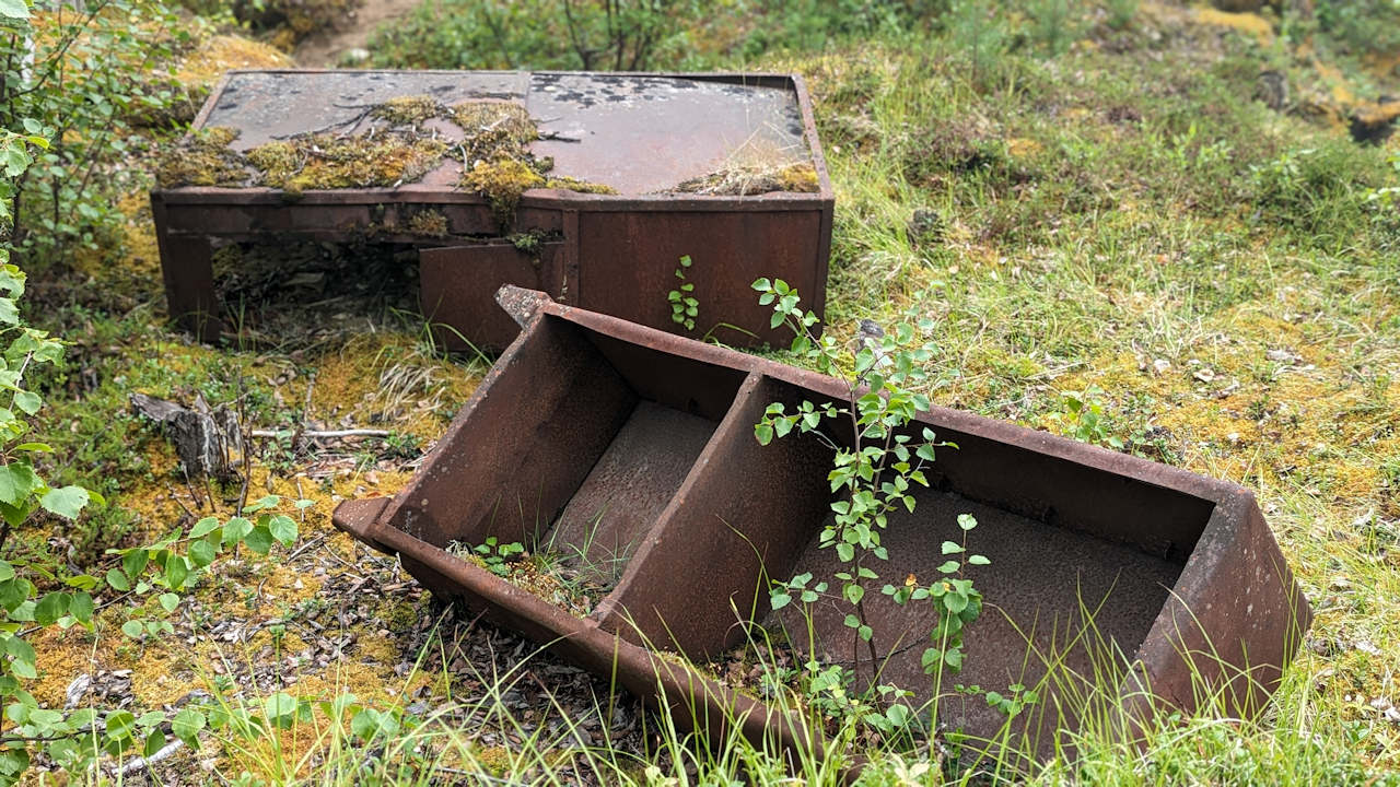 Mit Rost bedeckte Metallschränke vom Feldlazarett  Skoganvarre Norwegen