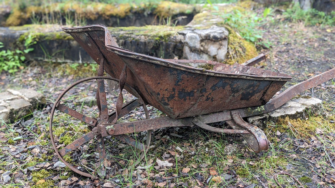 Metall Schubkarre im Wald vom Feldlazarett  Skoganvarre Norwegen