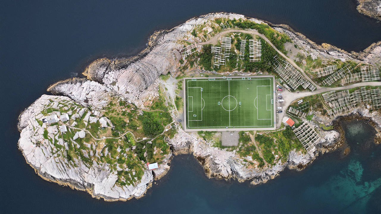 90° Luftbild vom berühmten Fußballfeld Henningsvaer Lofoten Norwegen