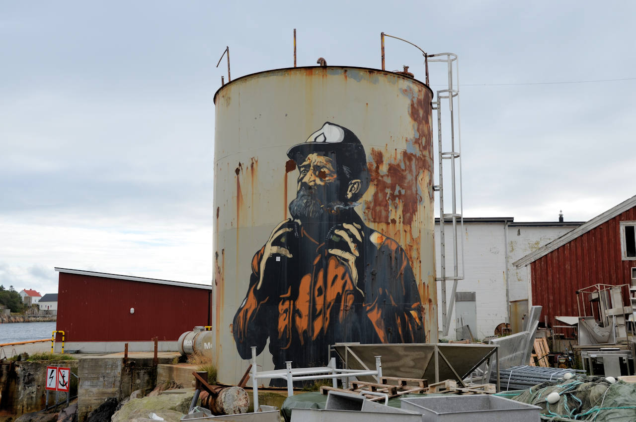Graffiti eines Arbeiters auf einem verrosteten Tank in Henningsvaer Lofoten Norwegen