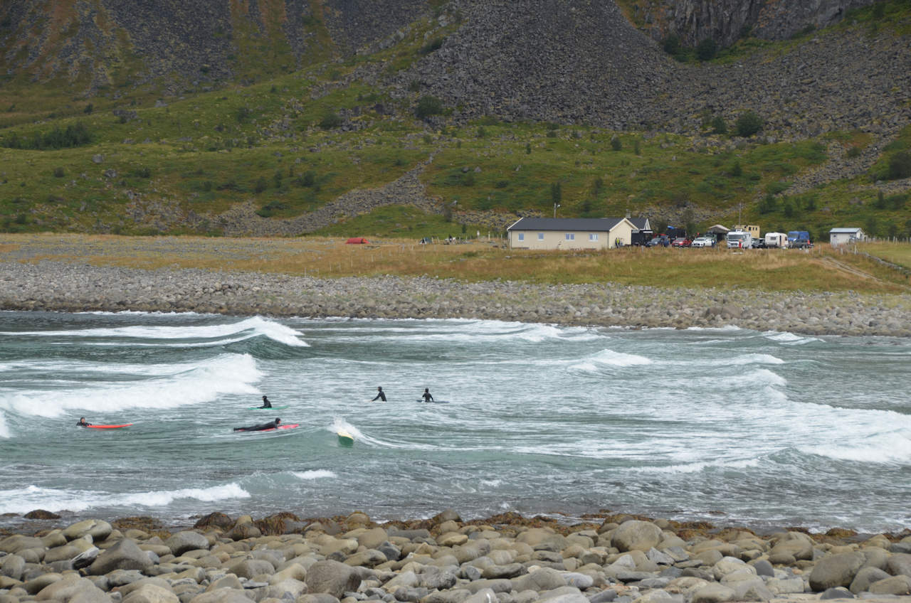 Surfer am Strand von Unstad Lofoten