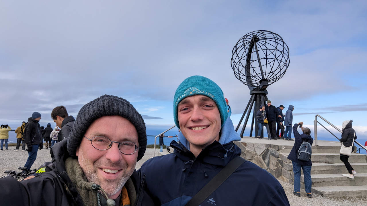 Portrait von Peer & Chris vor der Nordkapp Kugel