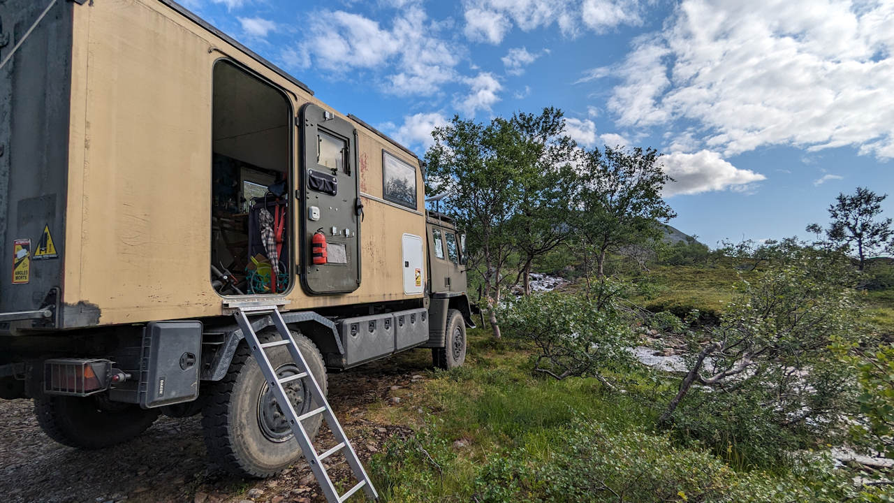 DAf T244 Truck in Norwegen neben einem kleinen Bach und blauem Himmel