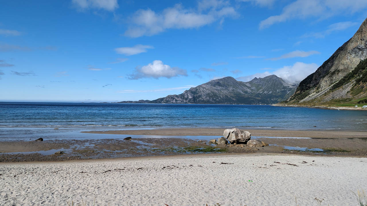 Strand in Grotfjord Norwegen. 