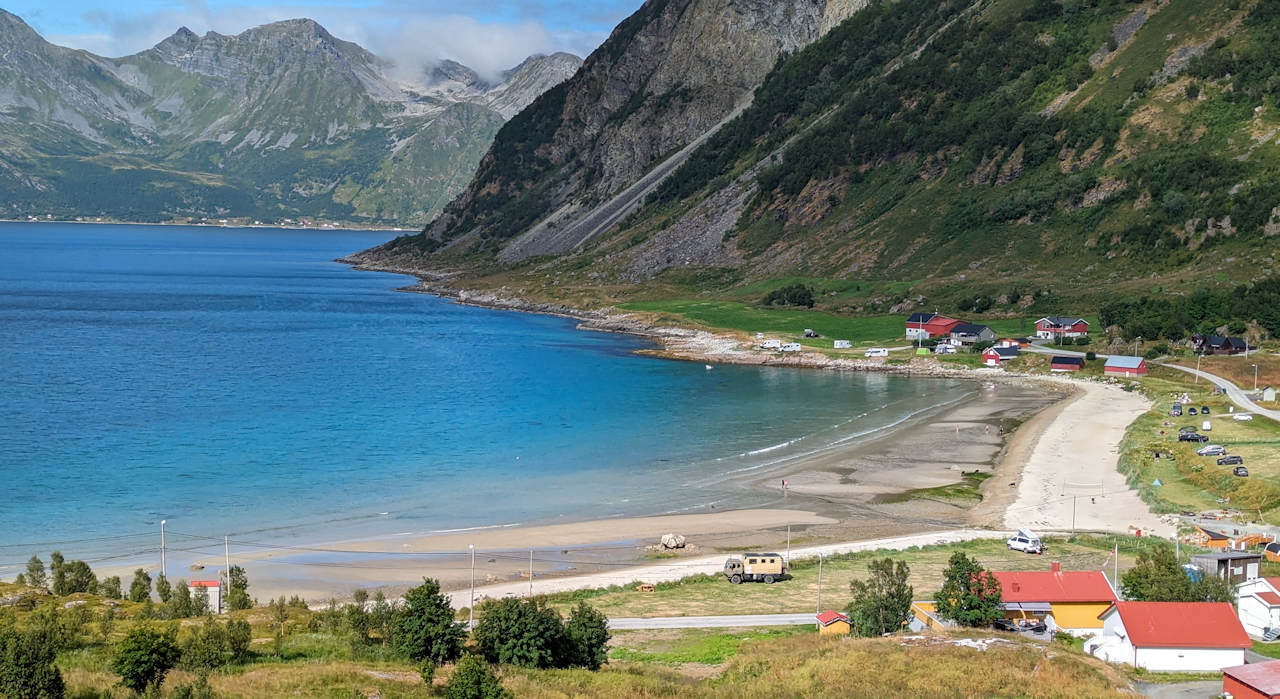 Strand und Berge vom Campingplatz Grotfjord in Norwegen. 