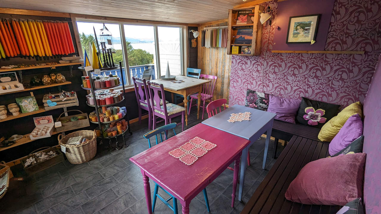 Gemütlich eingerichtetes Cafe mit bunten Möbeln und Kerzen als Souvenir 