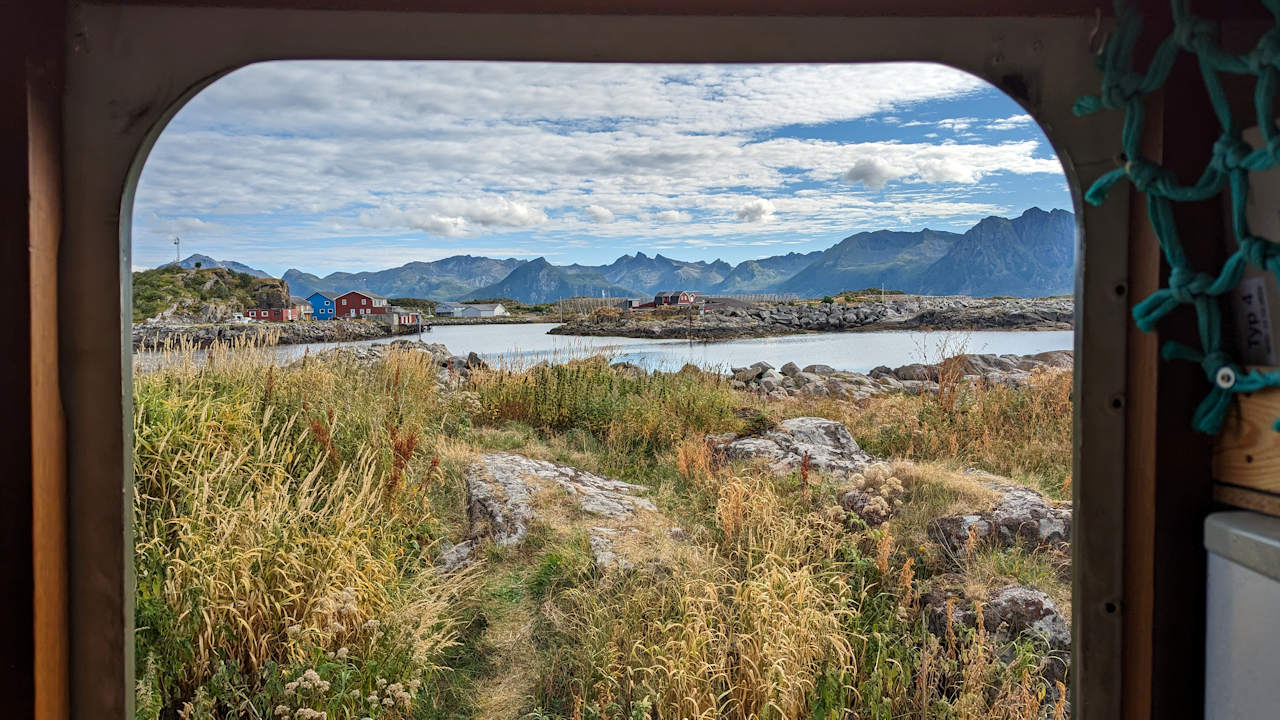 Blick auf den Sund von Laukvika Lofoten aus der Kabinentür heraus