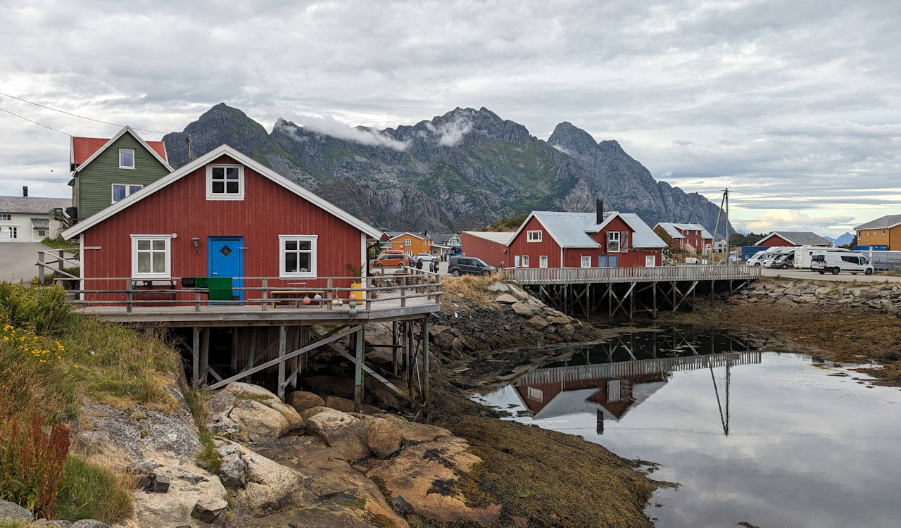Rot bemalte Fischerhäuser in Henningsvaer Lofoten