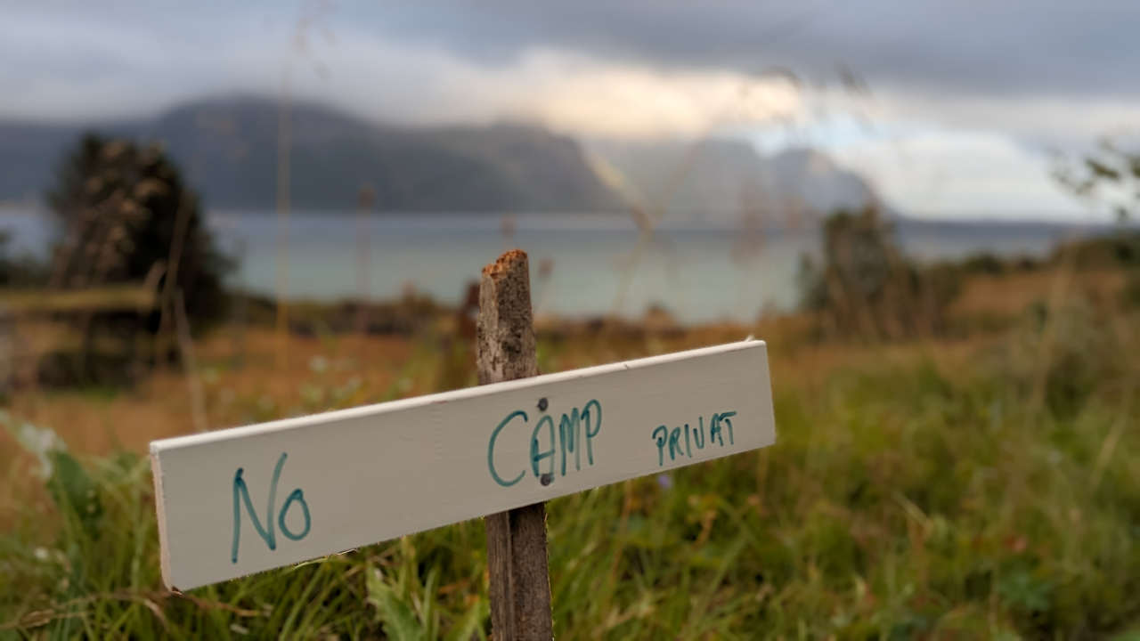 Schild mit no camping privat auf den Lofoten