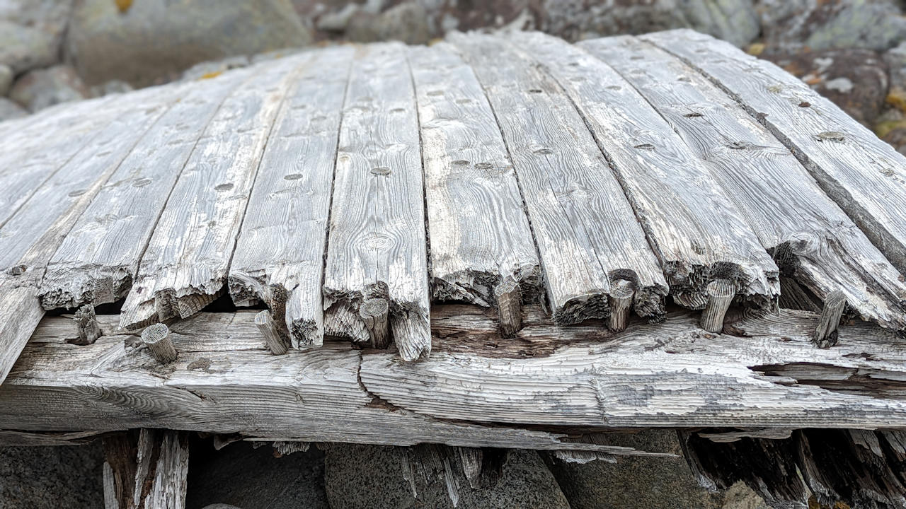 gebleichtes Wrackteil aus Holz mit Holz Nägeln