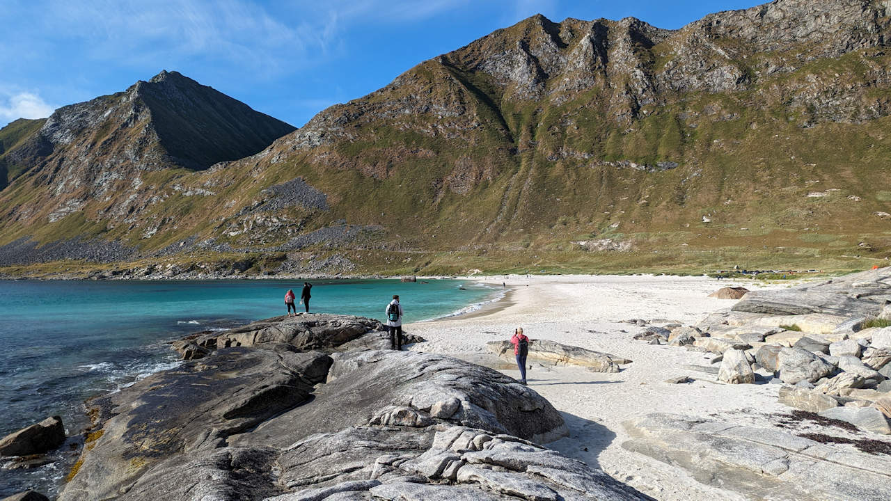 Hauklandstranda Sandstrand mit blauem Wasser und aufragenden Bergen