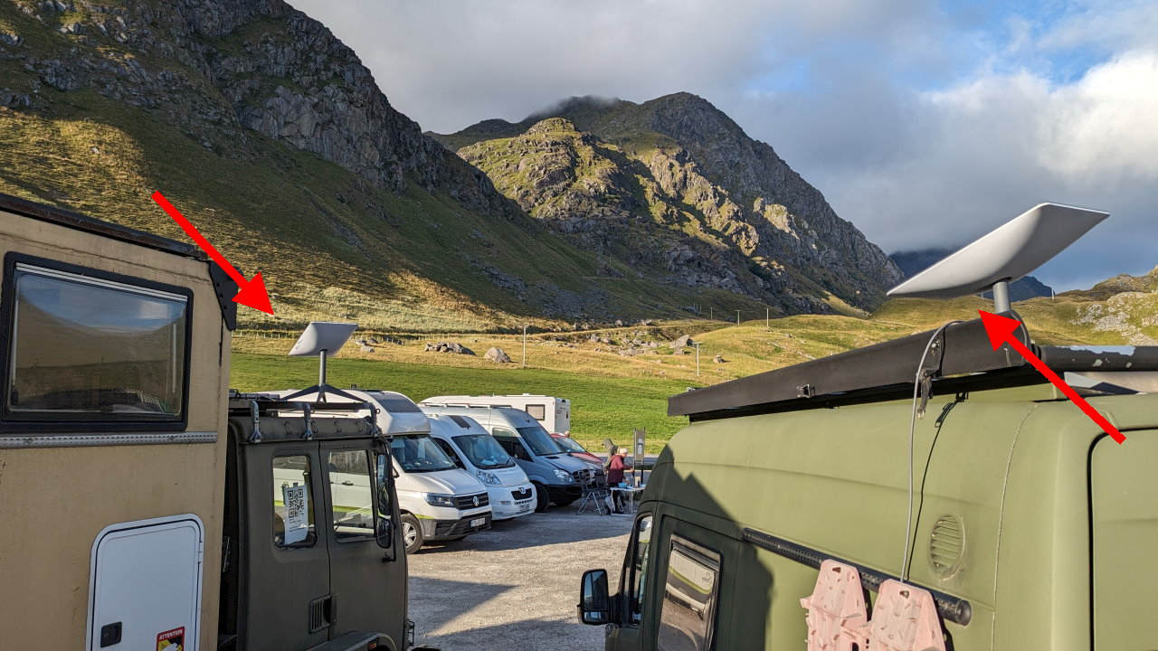 Zwei Starlink Antennen im Betrieb auf den Lofoten, Norwegen. 