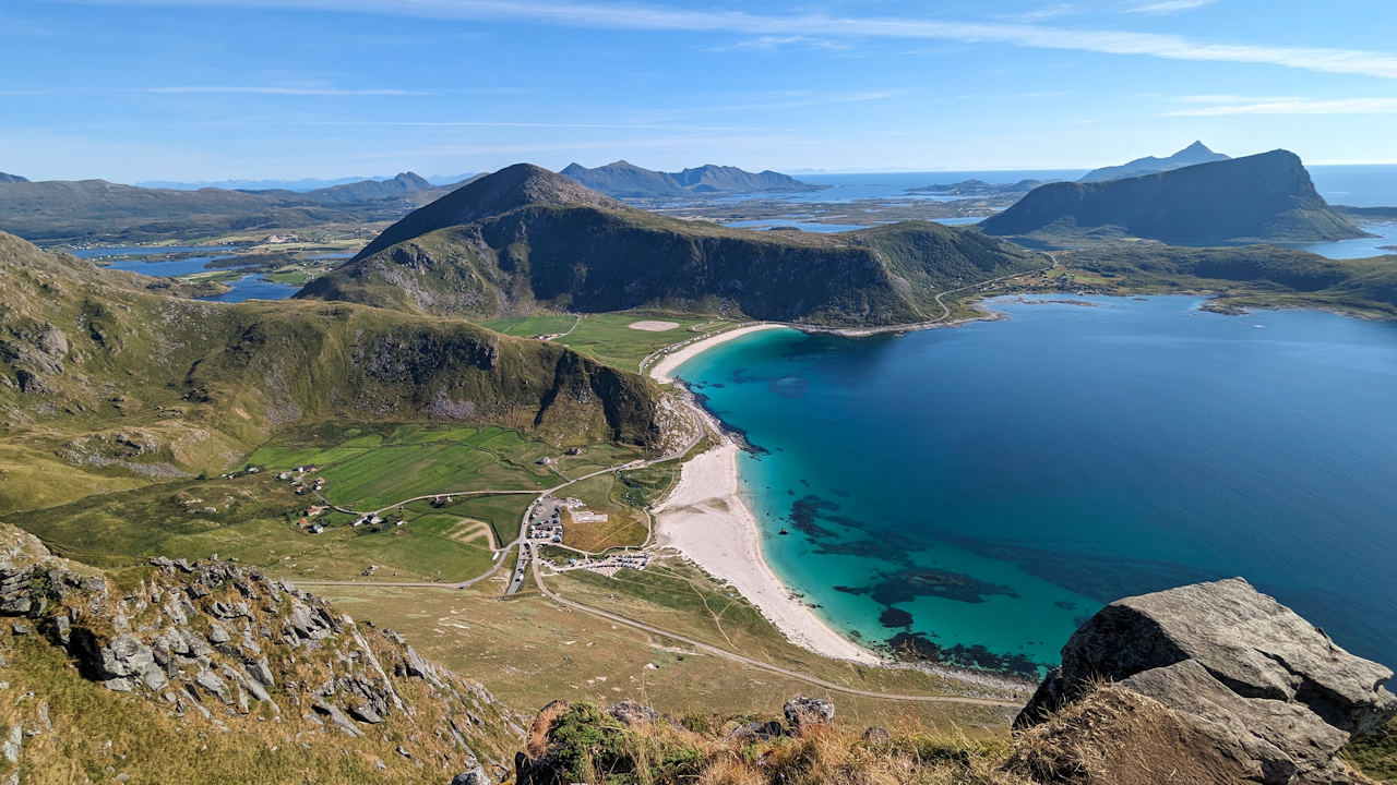 Luftbild vom Hauklandstranda Lofoten mit den umliegenden Bergen