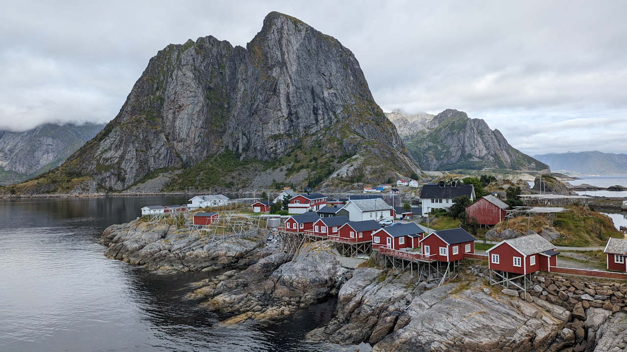 Festhaeltinden Lofoten Norwegen mit roten Rorbuer Fischerhütten