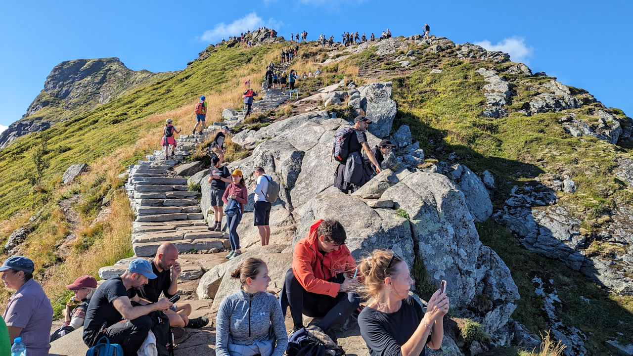 Über einhundert Touristen sind auf dem Berg Reinebringen Lofoten