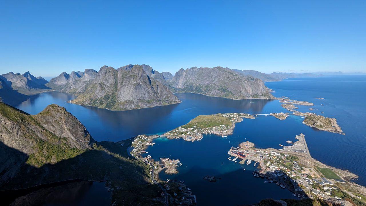 Berge der Lofoten bei klarem Himmel von Reinebringen aus gesehen